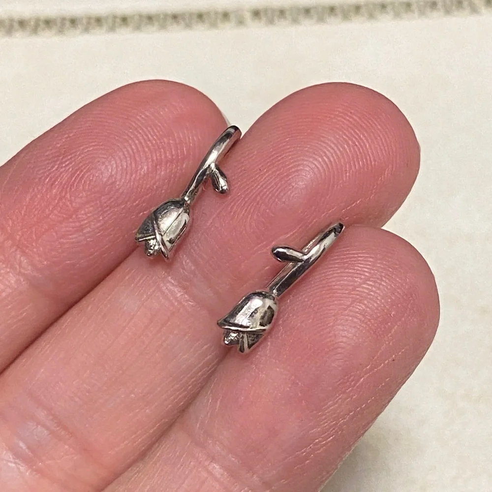 Solitaire Hanging Rose Silver Earrings